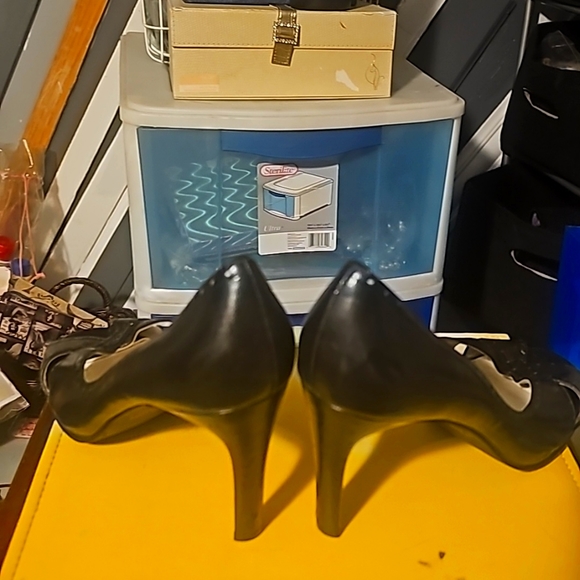 Apostrophe Designer Shoes, Sz 8, Black, Leather, Criss Cross Open Toe, 3.5" Heel - Picture 5 of 10